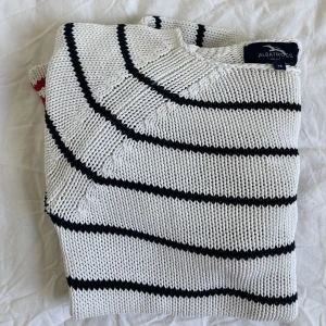 Stickad tröja - Superfin stickad tröja i storlek 38. Bra skick, säljs pga fel storlek för mig. Köpare står för frakt.