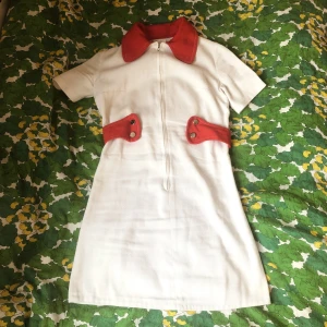 Retro klänning - Klänning från 60/70-talet! I fint skick! Det går att ta av kragen och ”bältet”, så man kan ha den lite som man vill!