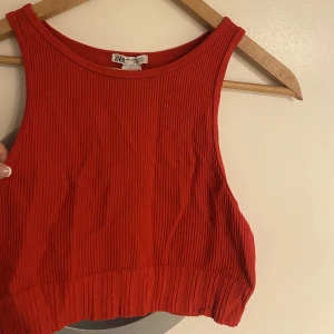 Röd topp - Croppad topp från zara 