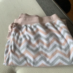 Pyjamasbyxor  - Ett par randiga pyjamasbyxor från h&m. Rosa, vita och gråa. Storlek L.