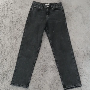 Jeans - Säljer dessa ankel jeans från gina tricot. Använda vid ett tillfälle