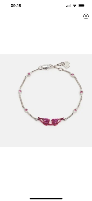 Zadig & Voltaire armband  - Säljer nu mitt underbara armband från zadig & Voltaire! KVITTO finns ❤️ inga defekter förutom att vingarna har börjat skifta i en guldnyans, vilket jag bara tycker är snyggt!❤️nypris är 970 kr & jag säljer för 500 kr + frakt 🥰 mått: 19 cm långt 🥺