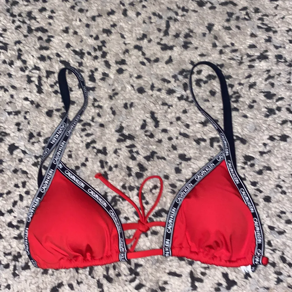 Säljer denna röda Calvin klein bikini topp, aldrig andvänd med super fin!💞. Övrigt.