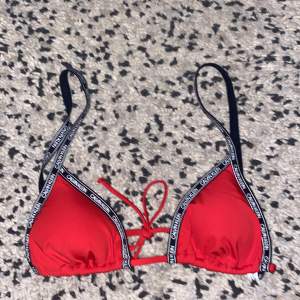 Säljer denna röda Calvin klein bikini topp, aldrig andvänd med super fin!💞