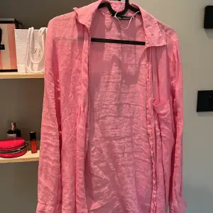 Säljer en fin rosa skjorta ifrån zara i storlek xs, knappast använd och är jättefin nu till sommaren!☀️💓nypris 400 kr😁