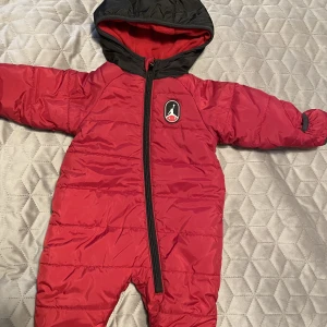 Jordan overol för barn - Säljer denna overol som passar barn från 0-3 månader. Bara använd ett par gånger och är i jätte bra skick. Pris kan diskuteras och jag står inte för frakten. Original pris var 859