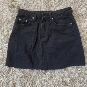 Jeanskjol - Avklippta jeanskjol från hm. Skriv privat för fler bilder