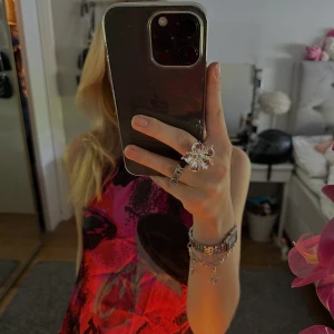 Blomring- IOAKU - Säljer denna jättefina blomring från ioaku som är helt slutsåld och vädligt populär! Har inte används någon gång och är alltså i nyskick! Storleken är justerbar! Skriv för frågor eller fler bilder💓💓💓