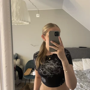 Topp med öppen rygg  - Cool topp med mönster och med öppen rygg! Materialet är jätte skönt, typ som tunt tränings material 💕💕 