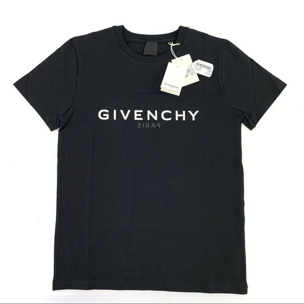 Super nice T-shirt ifrån Givenchy! Nypris c.a 6000kr❤️. T-shirts.