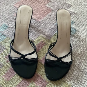 Cute leather open toe heels - Good condition, a few scratches