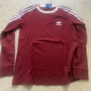 Vintage Adidas sweatshirt - Vintage Sweatshirt från adidas i vinröds aktig färg💞Det står bara uk storlek men jag skulle säga att den är i storlek S💞