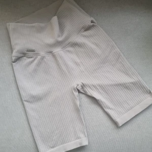 Aimn shorts - Använda få gånger, hsr just denna färg säljs inte längre och är väldigt väldigt ljus grå som på bilden.  Storlek xsmall 