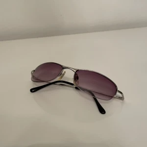 Solglasögon  - Svarta små solglasögon 