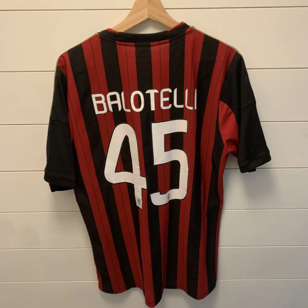 Säljer en mycket fin Ac Milan-tröja från säsongen 2013/14, i storlek L, med Mario Balotelli på ryggen. Tröjan är oanvänd och i så gott som perfekt skick. . Hoodies.