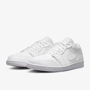 Air Jordan 1 low - Säljer mina skor för 950kr då dom är cresade men annars är de fortfarande i bra skick💞( om du vill ha bilder på skorna kom privat)