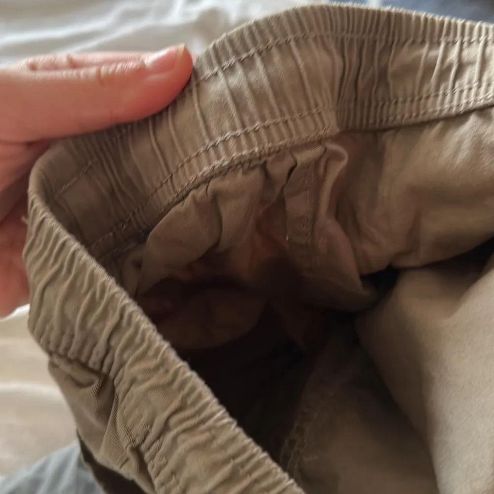 Haft på 1 gång , 3 månader gammal, köptes i dubai, stretchig på midian, fickor där back. Brun/grön. Jeans & Byxor.