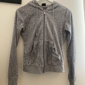 Luvkofta - Grå Leopardmönstrad kofta med en liten krona vid sidan. Skriv privat om du är intresserad 💘 frakt tillkommer💘