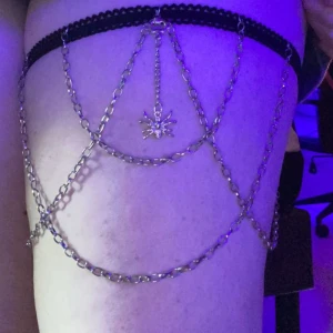 bensmycke med spindel - jättefint smycke för benet med olika kedjor och en spindel i mitten. det svarta bandet är justerbart samt resår så passar många olika storlekar. kontakta vid flera bilder eller frågor!! <33