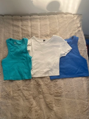 3 pack Sommar tröjor  - 3 st sommar t-shirts/linnen otroligt fina till sommaren men som tyvärr inte kommer till användning. Turkos: XS Blå: S Vit: S