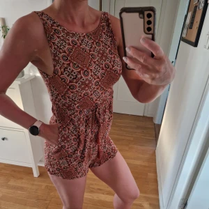 Onepiece - Orangemönstrad onepiece shorts Från bikbok stl xs Uringad rygg