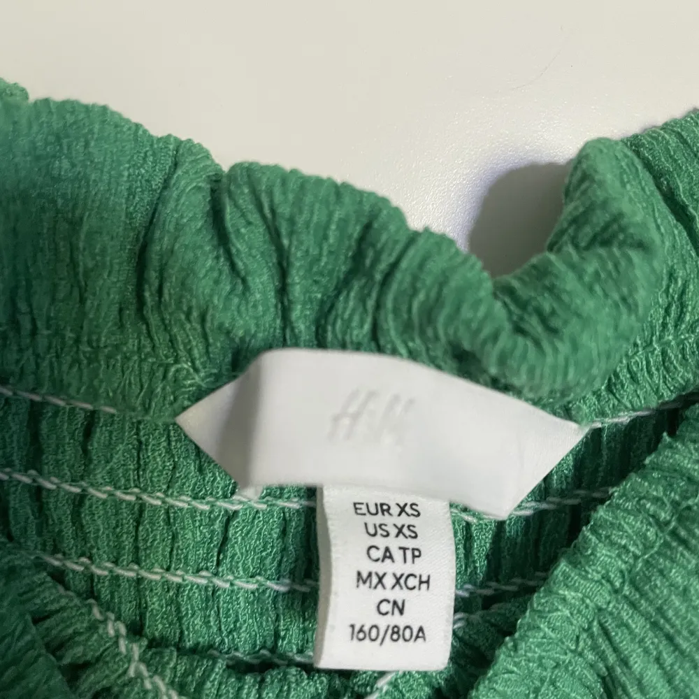 Superfin klänning från H&M. Älskar denna men den används inte så mycket längre och hoppas att den kan få mer användning hos någon annan. Storlek Xs men väldigt stretchig så passar nog upp till M skulle jag säga.. Mekot.