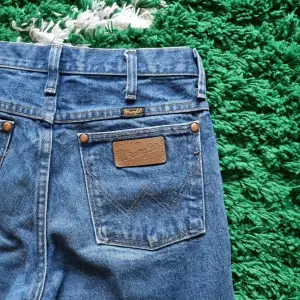 Wrangler cowboy cut bootcut jeans i en sjukt snygg wash. Perfekta gör en vintage 70s outfit. Passar små
