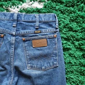 Wrangler cowboy cut jeans - Wrangler cowboy cut bootcut jeans i en sjukt snygg wash. Perfekta gör en vintage 70s outfit. Passar små