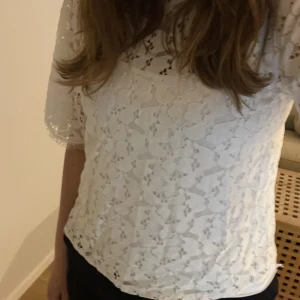 Vit blus  - Vit spets blus från Gina. St 36 🤍