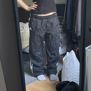 Adidasbyxor  - Adidasbyxor baggy, träningsmaterial