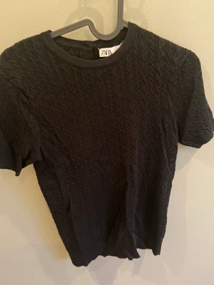 Topp  - Söt svart topp ifrån zara!