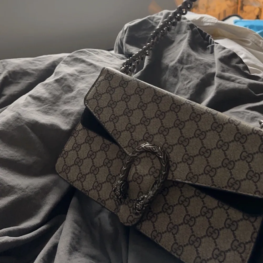 Säljer min oanvänd Gucci väska den ser precis som äkta . Väskor.