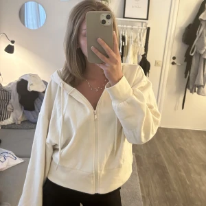 Huvtröja - Huvtröja från zara i storlek S i gräddvit färg 