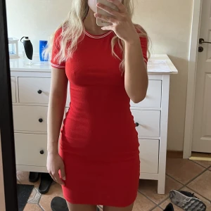 Röd tight klänning  - Klänning från hm i storlek 36. Jätte fint skick, tight passform. 