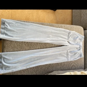 Juicy byxor  - Ljus blåa äkta juicy byxor i storlek xxs. Använd ca 4 gånger. Inga hål/fläckar. Kortade ner dom hos en skräddare, ca 3-5cm.