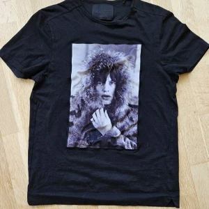Limitato T-shirt  - En fett limitato T-shirt! Den är väldigt bra skick och har inga skador. 