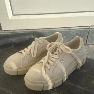 Sneakers  - Beige sneakers i strl 40 med tjock sula. Endast använda ett par gånger. Märke Kaltur recycled! 