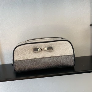 VS sminkväska  - Victorias Secret sminkväska, perfekt för sminkborstar. Lite smutsig inuti från borstar 🌸  Köpare står för frakt ✨