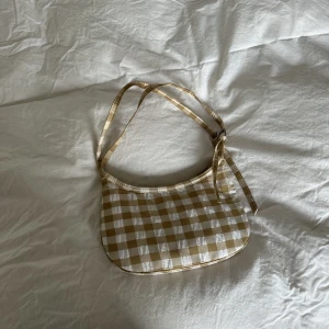 Söt sommarväska - Säljer en söt sommarväska! Endast använd ett fåtal gånger och därav i perfekt skick💛