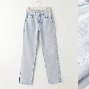 Blåa jeans med slit - Slutsålda jeans med slit från gina tricot. Endast använda 1 gång så de är i nyskick