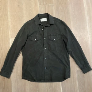 Overshirt A days march - Tunnare overshirt från A days march. Inköpt sommaren 2022, använd fåtal gånger. 