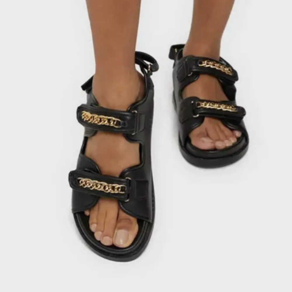 Public Desire sandaler, köpt från Nelly förra sommaren (aldrig använda), slutsålt på hemsidan. Står ingen storlek men passar mig som oftast har 37.. Skor.