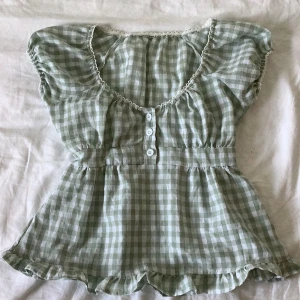 Rutig blus - Grön och vit rutig blus med tre små knappar💘Storlek saknas med passar mig som är XS/S💞💞