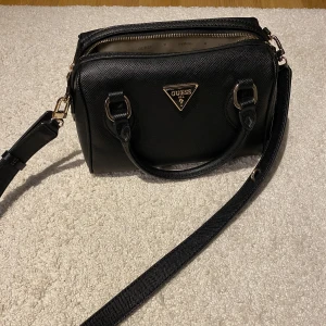 Väska - Säljer min Guess väska som jag köpt på zalando förra året! Nypris 1400 , (jättefint skick) 🩷
