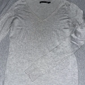 Stickad tröja  - Stickad tröja med väldigt tunt och skönt material storlek xs 