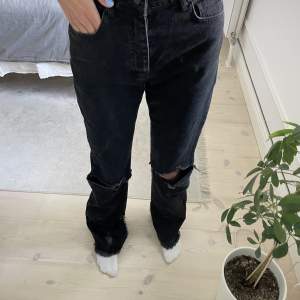 Jeans ifrån Hanna Schönbergs kollektion med nakd, de har slitar på båda benen och hål på båda knäna