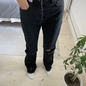 Jeans - Jeans ifrån Hanna Schönbergs kollektion med nakd, de har slitar på båda benen och hål på båda knäna