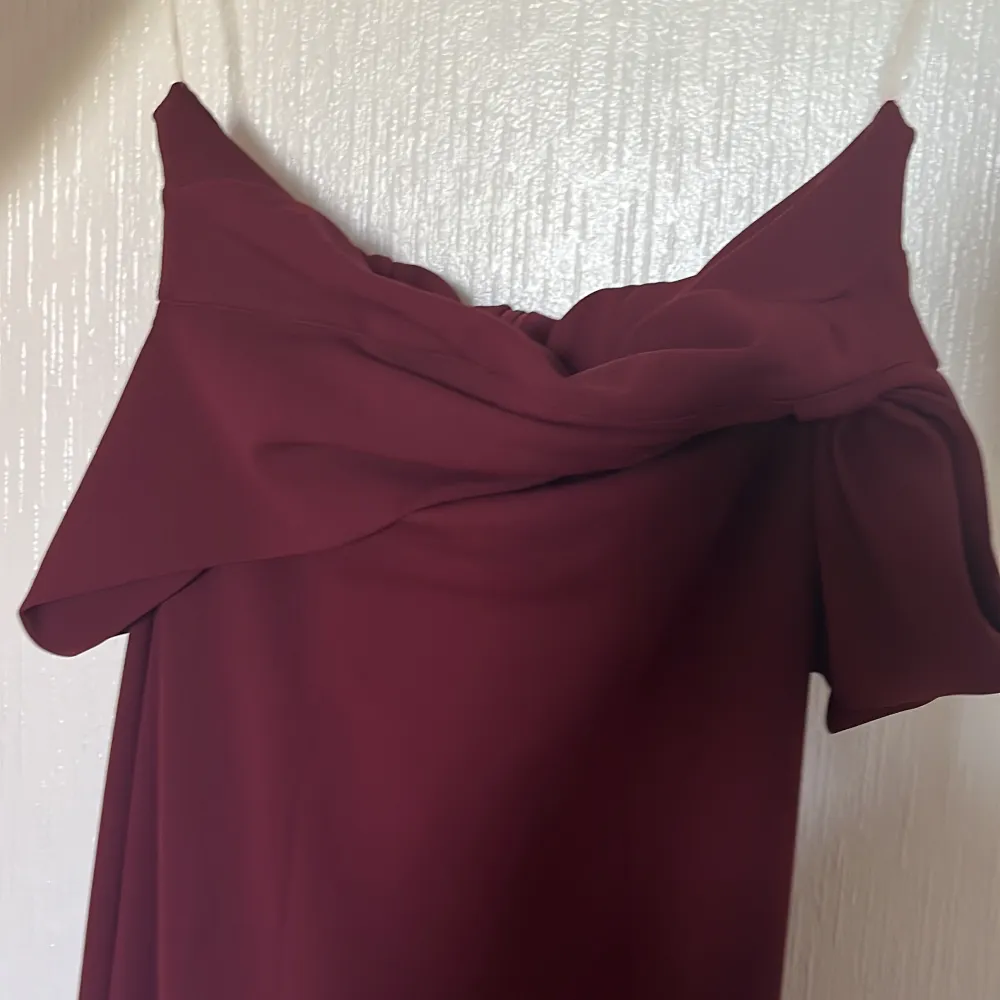 Säljer nu denna vackra vinröda aftonklänning då den ej kommer till användning! Strl M men passar perfekt för de med större storlek då den har otrolig stretch! Lång klänning och framhäver kroppen snyggt! Går snyggt över axlarna! Kan gå ner i pris!. Klänningar.