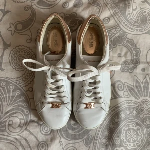 micheal kors skor - superfina micheal kors skor, säljs då de är försmå😭 försökt använda dem men har tyvärr för stora fötter för dem. storlek 36!