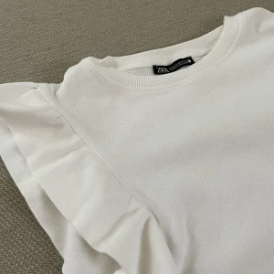 Topp - Topp från ZARA. Nypris 399kr. Köparen står för frakten, pris kan diskuteras.